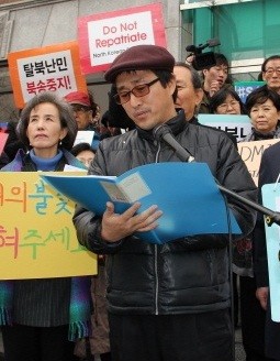 ▲ 지난달 27일, 서울 중국대사관 앞에서 탈북작가 림일 씨는 핵안보정상회의차 한국을 방문한 중국 후진타오 주석에 쓴 편지를 낭독했다. ⓒ 뉴데일리