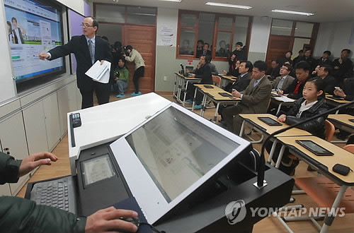 ▲ 세종시 교육을 책임질 교육감 선거가 유권자의 무관심 속에 자칫 '로또 선거'로 변질될 수 있다는 우려가 커지고 있다. 사진은 지난 2월 세종시 첫마을 아파트 내 한솔고등학교에서 열린 스마트스쿨 시연회의 모습.ⓒ 사진 연합뉴스