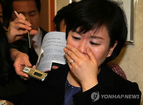 ▲ 지난 2월24일 서울 마포을 민주통합당 공천자로 정청래 전 의원이 확정되자 이 지역에 공천을 신청한 김유정 의원이 공천 결과에 불만트 터뜨리며 눈물을 흘리고 있다. ⓒ연합뉴스