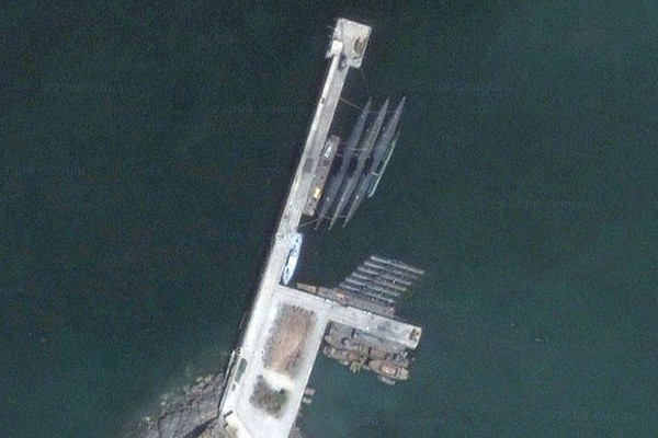 ▲ 구글어스로 본 황해도 비파곶의 잠수함 기지. 큰 잠수함은 로미오급, 작은 잠수함은 상어급이다.