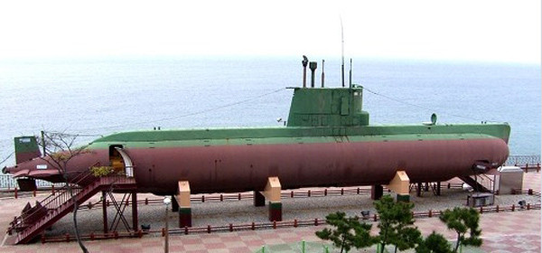 ▲ 동해안에 전시 중인 '상어급 잠수정'. 배수량이 작지만 이를 활용해 매복 및 침투작전에 주로 활용한다.