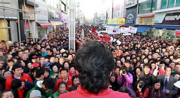 ▲ 새누리당 박근혜 선대위원장이 5일 오후 원주시 중앙동 문화의 거리에서 열린 새누리당 합동유세에서 연설하고 있다. ⓒ 연합뉴스