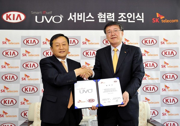 ▲ ⓒ왼쪽부터 김창식 기아자동차 국내영업본부장, 박인식 SK텔레콤 기업사업부문장.