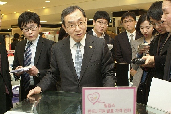 ▲ ▲김동수 위원장이 EU에서 수입되는 소형가전 매장을 둘러보고 있다.ⓒ뉴데일리