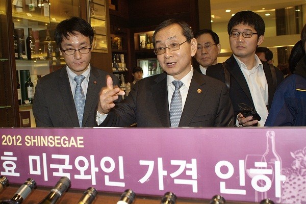 ▲ ▲김동수 위원장이 미국에서 수입되는 와인 매장을 둘러보고 있다.ⓒ뉴데일리