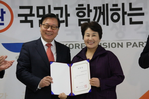 ▲ 국민생각에 입당한 전여옥 의원이 대변인 위촉장을 받고 있다. ⓒ국민생각 홈페이지