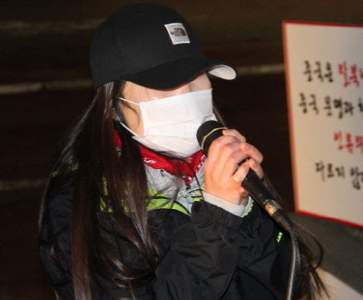 ▲ 한 탈북여성이 '탈북자 발씻기 행사'에 대한 소감을 밝히고 있다. ⓒ 뉴데일리