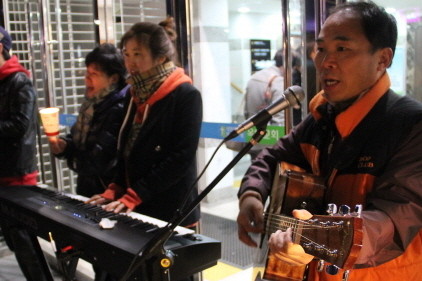 ▲ 난민지원단체 '피난처' 이호택 대표와 이원지 간사가 악기를 연주하고 있다. ⓒ 뉴데일리
