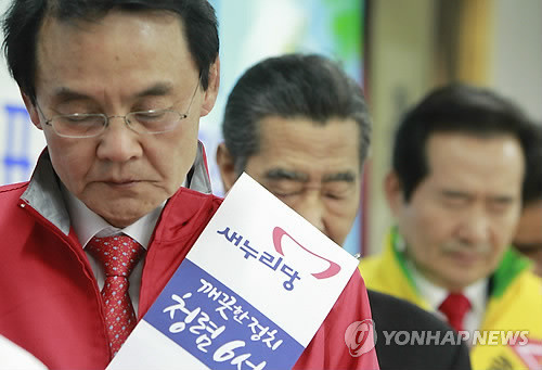 ▲ 3일 오전 서울 종로구 동숭동 흥사단에서 열린 '제19대 총선 관련 클린-존 지역선포식 및 클린선거운동 다짐식'에서 새누리당 홍사덕 종로구 후보, 유원옥 공명선거실천시민운동협의회 상임대표와 민주통합당 정세균 후보가 묵념을 하고 있다.ⓒ연합뉴스