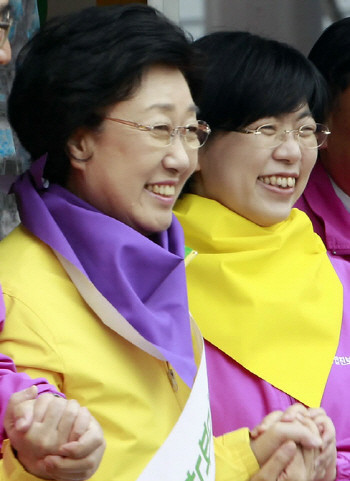 ▲ 민주통합당과 통합진보당이 무단방북한 노수희 범민련 부의장의 귀국에 촉각을 곤두세우고 있다. 자칫 선거일전에 귀국할 경우 '종북' 비판으로 선거에 악영향을 끼칠 수 있다고 보고 있다. ⓒ 연합뉴스