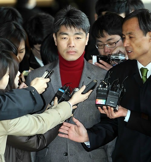 ▲ MB 정부의 사찰 문제를 폭로한 장진수 전 주무관. 그는 노무현 정부에서도 사찰을 벌인 것으로 확인됐다. 오른쪽이 장진수 전 주무관의 변호인인 민주통합당 이재화 변호사 ⓒ연합뉴스