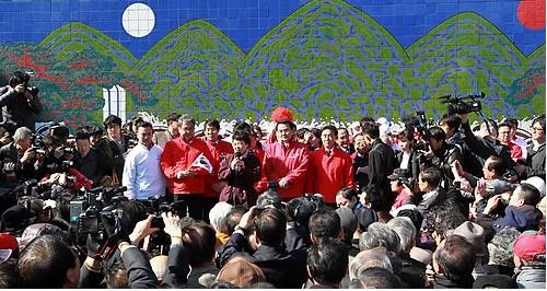 ▲ 새누리당 박근혜 선대위원장이 6일 오후 서울 종로구 인사동 남인사마당 앞에서 유세를 하고 있다. ⓒ 연합뉴스