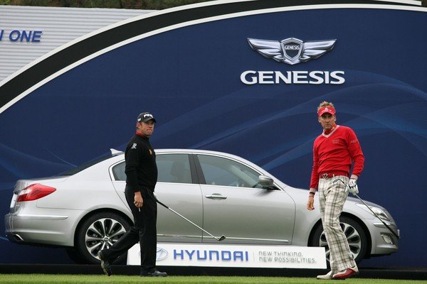 ▲ ⓒ지난해 경기에서 제네시스 차량이 전시돼 있는 16번 파 3홀에서 이안 폴터(영국)가 티샷을 날린 후 모습.