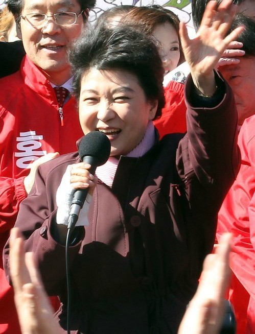 ▲ 새누리당 박근혜 선대위원장이 6일 오후 서울 종로구 인사동 남인사마당 앞에서 유세 발언을 하자 시민들이 환호하고 있다. ⓒ연합뉴스