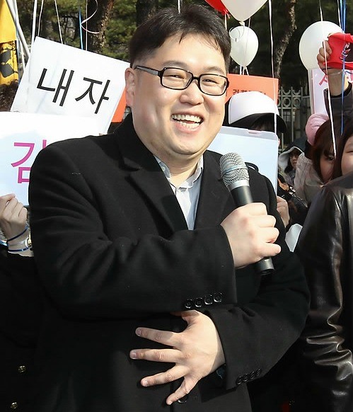 ▲ 각종 막말 발언으로 물의를 빚고 있는 서울 노원갑 민주통합당 김용민 후보가 지지자들과 함께 기자회견을 하는 모습 ⓒ연합뉴스