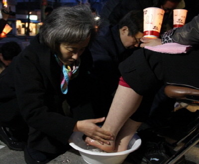 ▲ 지난 5일, 서울 중국대사관 앞에서 열린 '탈북자 발씻김 행사'에서 자유선진당 박선영 의원이 탈북자 최 모씨의 발을 씻겨주고 있다. ⓒ 뉴데일리