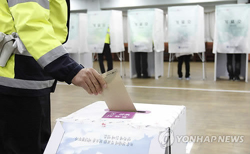 ▲ 지난 5일 서울 종로구의 한 투표소에서 제 19대 국회의원선거 부재자 투표가 진행되고 있다. ⓒ 연합뉴스