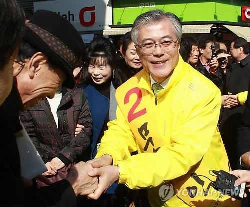 ▲ 부산 사상구에 출마한 민주통합당 문재인 후보. 문 후보는 무허가 건축 의혹 및 특혜 전세금 의혹을 받고 있다. ⓒ연합뉴스