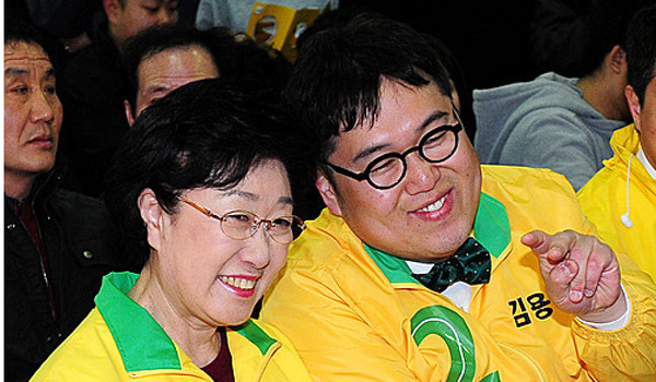 ▲ 한명숙 민통당 대표가 김용민 서울 노원갑 후보와 함께 이야기를 나누고 있다. 한 대표는 김용민 후보를 감싸안고 가겠다는 입장이다.