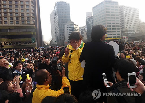 ▲ 8일 오후, 서울 시청광장에서 열린 '삼두노출' 행사에서 민주통합당 김용민 후보가 눈물을 흘리고 있다. ⓒ 민주통합당 김용민 후보 트위터 화면캡쳐