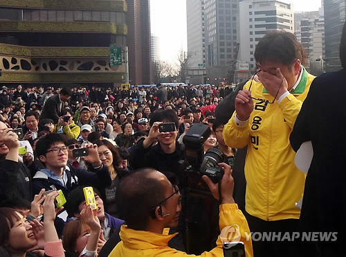 ▲ 지난 8일 오후, 민주통합당 김용민 서울노원갑 후보가 서울광장에서 열린 '나꼼수 번개모임'에서 눈물을 흘리고 있다. ⓒ 연합뉴스