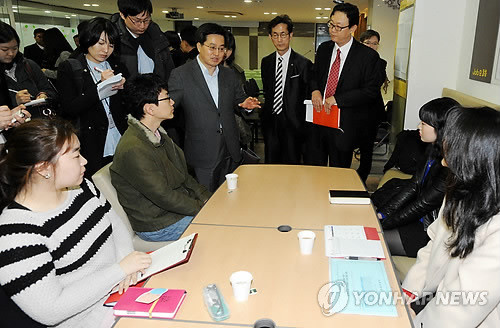 ▲ 김동연(왼쪽 세번째) 기획재정부 차관이 국가장학금 집행 현장 방문차 단국대학교를 찾아 학생들과 대화를 나누는 모습.ⓒ 사진 연합뉴스
