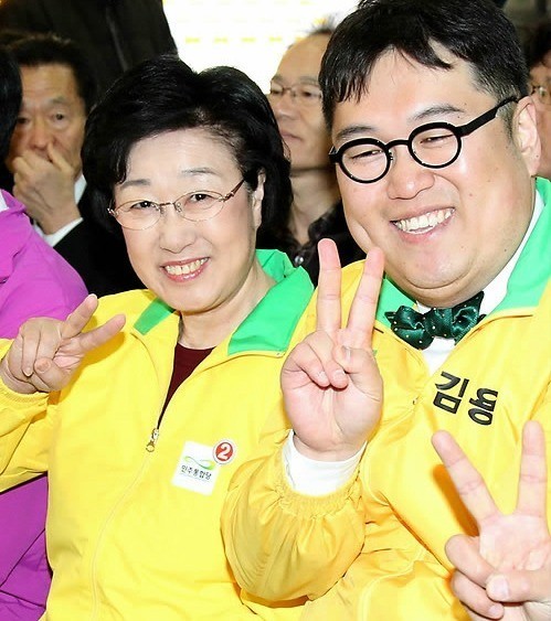 ▲ 민통당 한명숙 대표와 노원갑 김용민 후보가 나란히 웃으며 사진 촬영을 하고 있는 모습 ⓒ연합뉴스  ⓒ연합뉴스