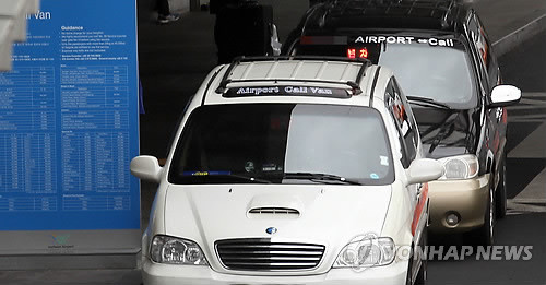 ▲ 서울시가 바가지요금의 온상이라는 지적을 받아온 외국인 탑승택시의 남산 통행을 전면 금지키로 했다. 시는 지난달 외국인을 상대로 불법영업을 일삼는 콜밴 택시들의 집중단속에 나서기도 했다.ⓒ 사진 연합뉴스(자료사진)