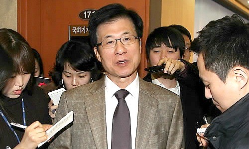 ▲ 서울 영등포을 민통당 신경민 후보가 기자들의 질문을 받는 모습 ⓒ연합뉴스
