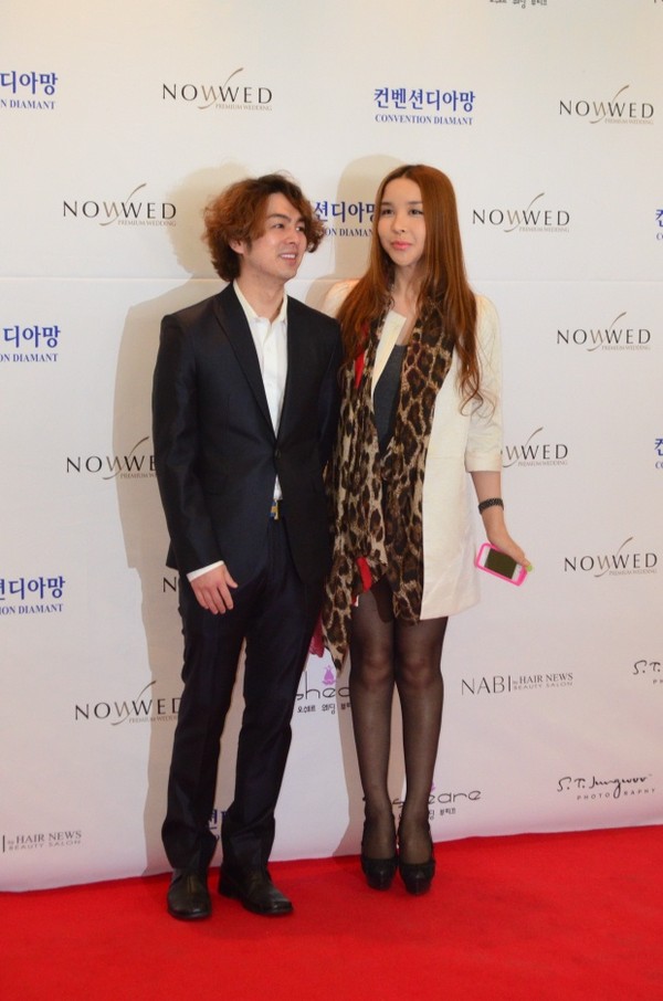 ▲ 지난 8일 열린 우승민의 결혼식에 참석, 기념 촬영을 하고 있는 미키정-하리수 부부.  ⓒ 윤희성 기자