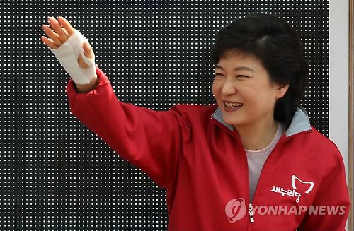 ▲ 새누리당 박근혜 선대위원장이 4.11 총선을 2일 앞둔 9일 오후 서울 양천구 목동 오거리 앞에서 시민들에게 인사 하고 있다. ⓒ 연합뉴스