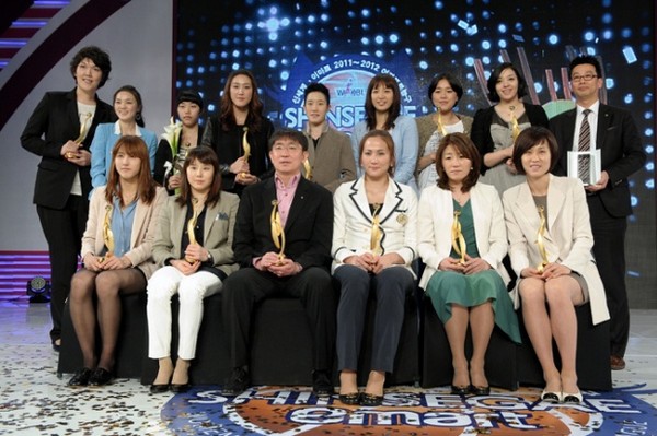 ▲ 노을(위), 아래 오른쪽 박재범, 왼쪽 존 박.