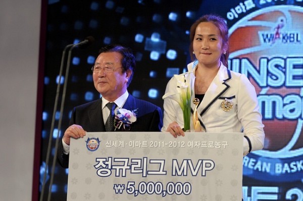 ▲ 노을(위), 아래 오른쪽 박재범, 왼쪽 존 박.