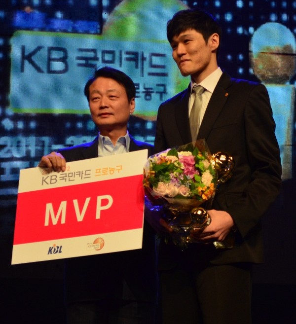 ▲ 왼쪽 한선교 프로농구연맹(KBL) 총재와 윤호영(원주) 선수.