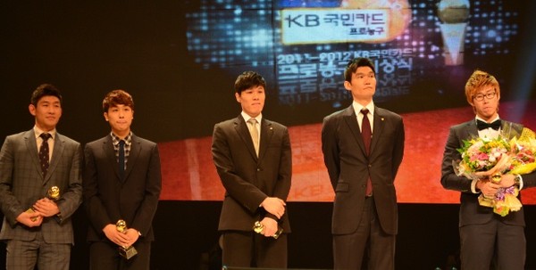 ▲ 베스트5에 선정된 선수들. 왼쪽부터 양동근(울산 모비스 피버스), 김태술(안양), 윤호영(원주), 김주성(원주), 오세근(안양).