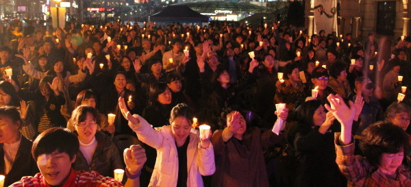 ▲ 오후 8시, 서울역 광장 앞에서 탈북자 북송반대 기도회가 열렸다. ⓒ 뉴데일리