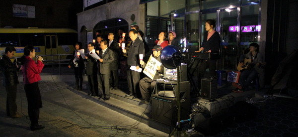 ▲ 오후 7시, 서울 중국대사관 앞에서 탈북자 강제북송에 반대하는 촛불문화제가 열렸다. ⓒ 뉴데일리