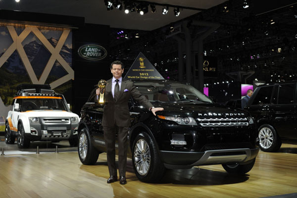 ▲ 랜드로버의 디자인 디렉터 제리 맥거번이 상을 들고 포즈를 취했다.