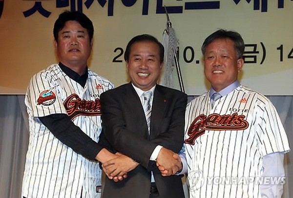 ▲ 가운데 장병수 대표, 왼쪽 윤학길 코치, 오른쪽 양승호 감독.