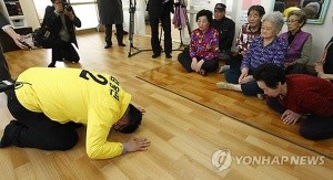 ▲ 과거의 여성·노인 폄하 발언으로 입방아에 오른 민주통합당 김용민 노원갑 후보가 6일 오후 서울 노원구 월계동의 한 경로당을 방문해 할머니에게 절을 하고 있다. ⓒ 연합뉴스