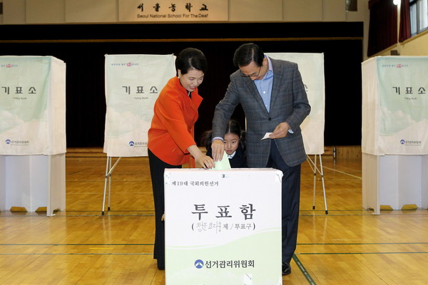 ▲ 이명박 대통령이 11일 김윤옥 여사와 함께 청와대 인근 투표소를 찾아 4.11총선에 소중한 한표를 행사했다. ⓒ 청와대