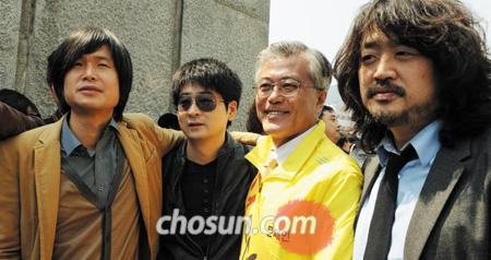 ▲ 부산 사상구에 출마한 문재인 민주통합당 후보(오른쪽 두 번째)가 9일 부산 금정구 부산대 앞에서‘나꼼수’멤버들과 함께 이 지역 민주당 후보 지원유세를 하고 있다. 왼쪽부터 주진우 시사인 기자, 탁현민 성공회대 겸임교수, 문 고문, 김어준씨. /김용우 기자 yw-kim@chosun.com ⓒ