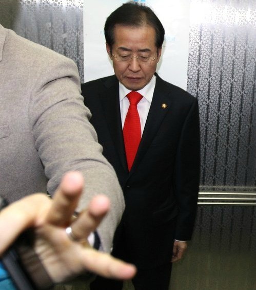 ▲ 서울 동대문을 지역에 출마했다가 패배를 인정하고 정계 은퇴를 선언한 새누리당 홍준표 전 대표 ⓒ연합뉴스