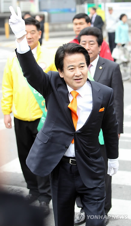 ▲ 정동영 민주통합당 후보가 10일 오전 서울 강남구 대치2단지 아파트 입구에서 시민들에게 지지를 호소하기 위해 유세장으로 들어서고 있다. ⓒ 연합뉴스