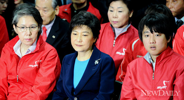 ▲ 박근혜 새누리당 중앙선대위원장(가운데)이 11일 오후 6시 여의도 당사에서 출구조사 결과를 지켜보고 있다. ⓒ 양호상 기자