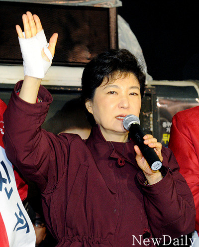 ▲ 박 위원장은 지난 10일 늦은 밤 서울 중구에서 마지막 유세를 벌이며 붕대를 감은 손을 들어 올리고 있다. ⓒ 양호상 기자