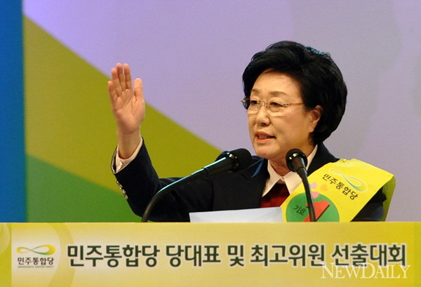 ▲ 지난 1.15전당대회 당시 한명숙 대표. 올해 초만해도 민주통합당은 새누리당과의 지지율 격차를 10% 가까이 벌리는 등 원내 과반 의석까지 노릴 정도로 기세가 높았다. ⓒ 뉴데일리