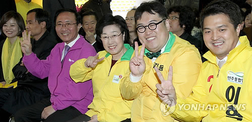 ▲ 한명숙 대표가 김용민 후보와 손가락으로 V를 그리며 선거운동을 함께 하고 있다. ⓒ 연합뉴스