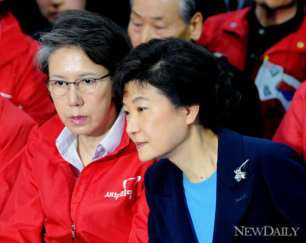 ▲ 새누리당 박근혜 선거대책위원장과 이양희,이준석 비상대책위원을 비롯한 당지도부가 11일 서울 여의도 당사에서 19대 총선 방송사 출구조사 결과를 지켜보고 있다. ⓒ 뉴데일리 양호상 기자