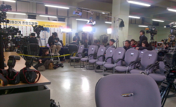 ▲ 9시30분 현재 영등포 민주당 당사 종합상황실에 민주당 지도부가 모두 철수했다. 개표 진행 과정에서 예상외로 낮은 의석수에 실망한 분위기가 역력하다. ⓒ 뉴데일리